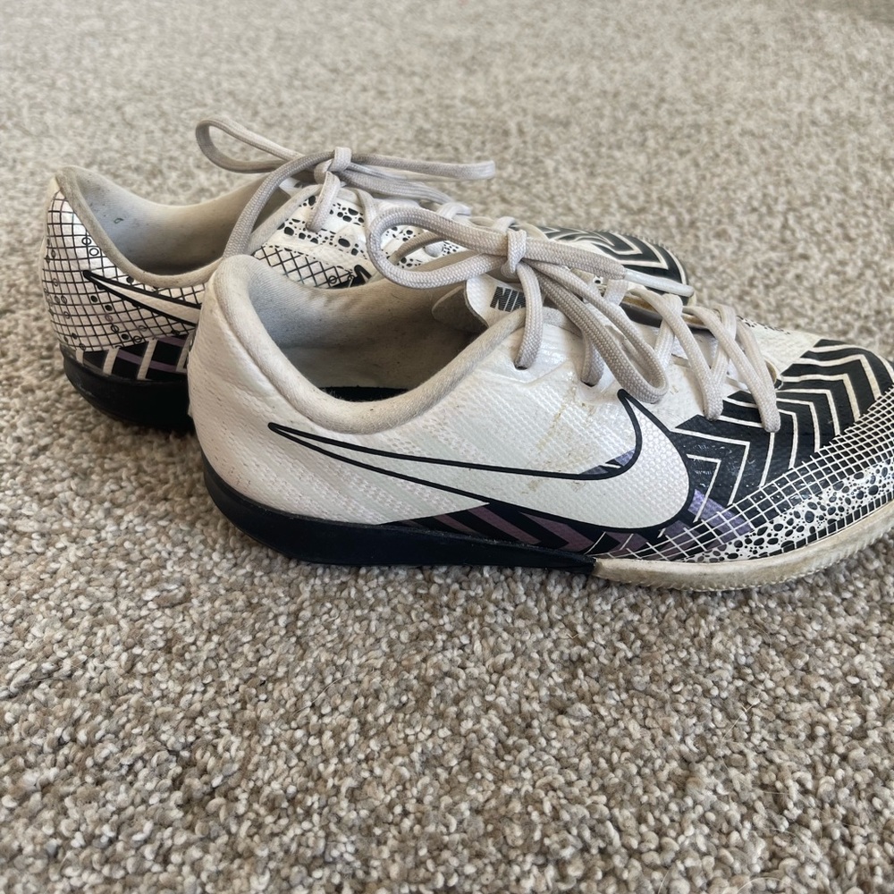 Youth Nike Cristiano Ronaldo Indoor soccer shoes - Picture 6 of 10